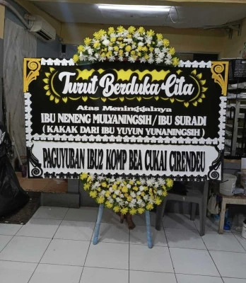 Papan Bunga di Guci Godong